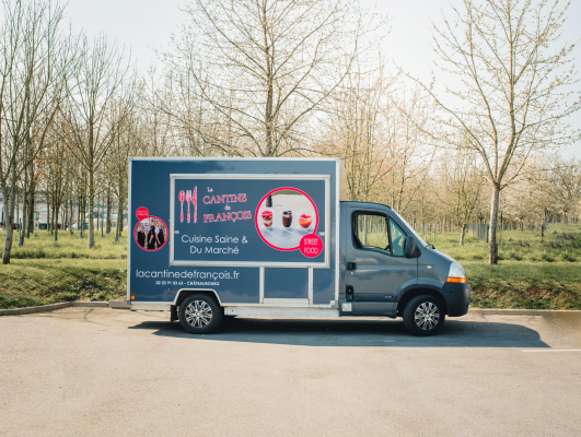 Camion Food Truck de Cantine de François, place du marché Châteaubourg